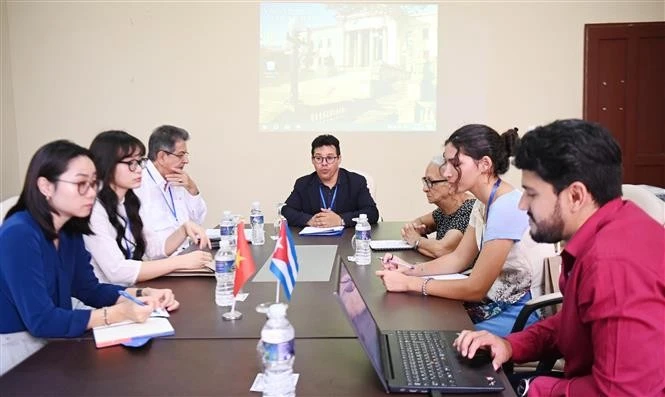 Vietnamese and Cuban participants in the seminar. (Photo: VNA)