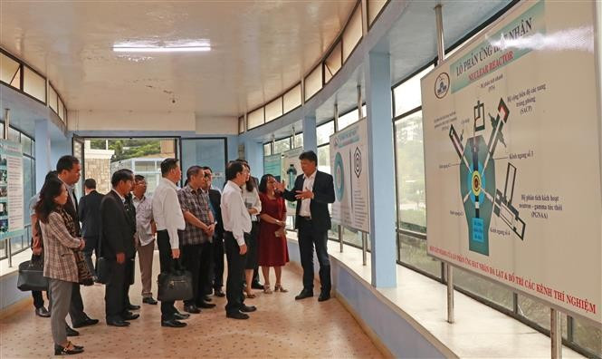 Delegates visit the nuclearreactor at the Nuclear Research Institute in Da Lat city, Lam Dong. (Photo: VNA)