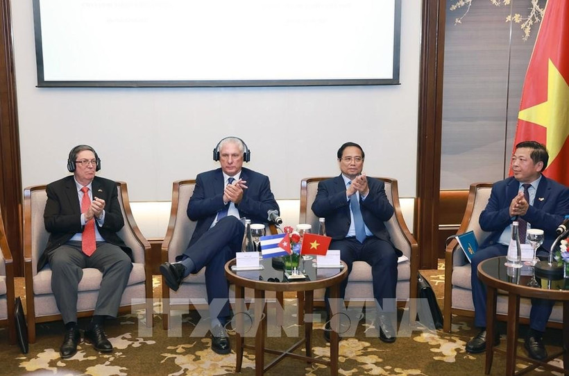 Prime Minister Pham Minh Chinh (second, right) and Cuban First Secretary of the Communist Party of Cuba Central Committee and President of Cuba Miguel Diaz-Canel Bermudez (second, left) at the meeting with businesses of the two countries. (Photo: VNA)