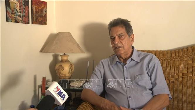 Fredesmán Turró González, former Cuban Ambassador to Vietnam and Vice President of the Cuba-Vietnam Friendship Association, talks to VNA correspondents in Havana (Photo: VNA)