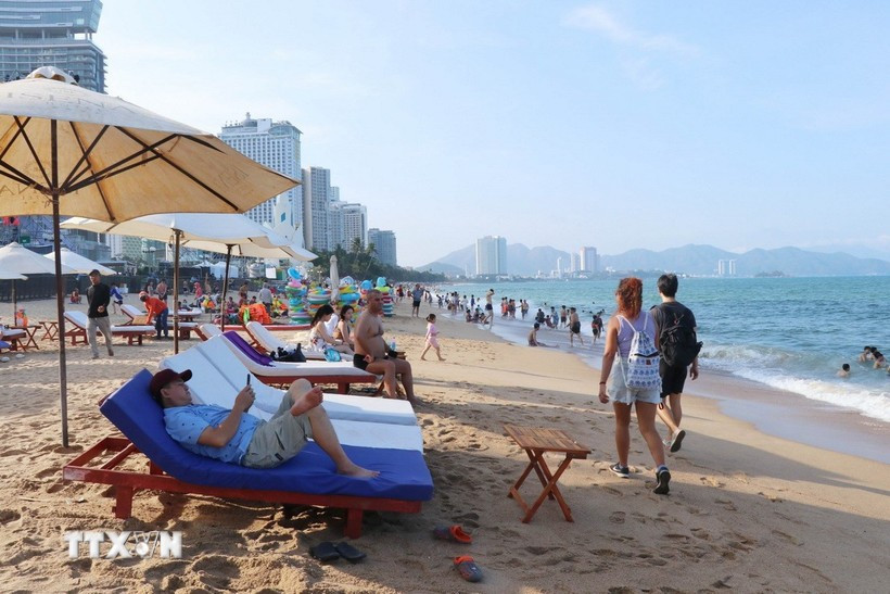 With its long, white sand coast, Nha Trang attracts both domestic and international tourists. (Photo: VNA)
