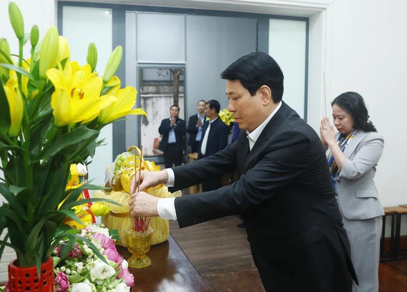 State President Luong Cuong and Vice State President Vo Thi Anh Xuan offer incense in commemoration of late Party General Secretary Nguyen Phu Trong. (Photo: VNA)