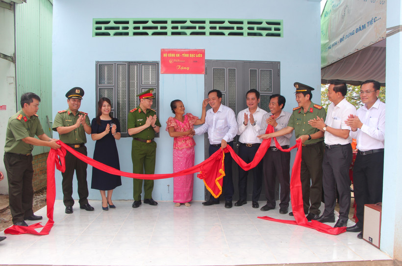 A new home for a poor Khmer household in Hung Hoi commune (Vinh Loi district) inaugurated. (Photo: VNA)