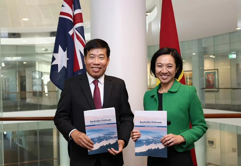 Vietnamese Deputy Minister of Foreign Affairs Nguyen Manh Cuong (L) and Australian Deputy Secretary of Foreign Affairs and Trade Michelle Chan (Photo: baoquocte.vn)