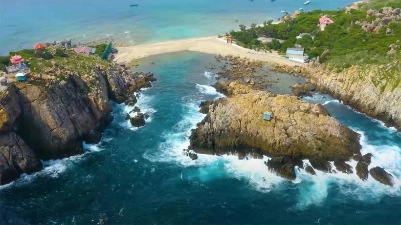 A view of Bai Doi, Yen Island. (Source: Screenshot from the tourism promotion video “Nha Trang - Khanh Hoa: Touching Your Heart!”)