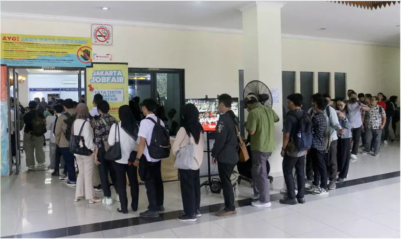 The long queue at the 2025 Jakarta Job Fair in South Jakarta on July 16, 2025. (Photo: jakartaglobe.id)