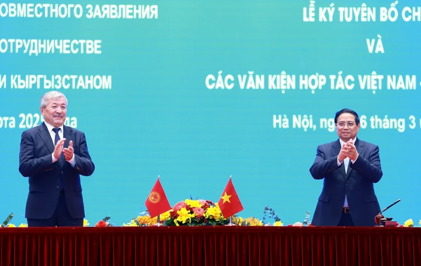 Prime Minister Pham Minh Chinh (right) and Chairman of the Cabinet of Ministers of the Kyrgyz Republic Adylbek Kasymaliev at the signing ceremony of the joint statement and agreements on March 6. (Photo: VNA)