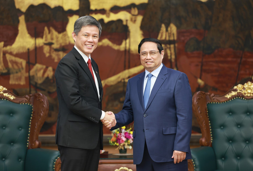 Prime Minister Pham Minh Chinh (R) and Chan Chun Sing, Assistant Secretary-General of the People’s Action Party (PAP) of Singapore, Coordinating Minister for Public Services, and Minister for Defence, in Hanoi on July 22. (Photo: VNA)