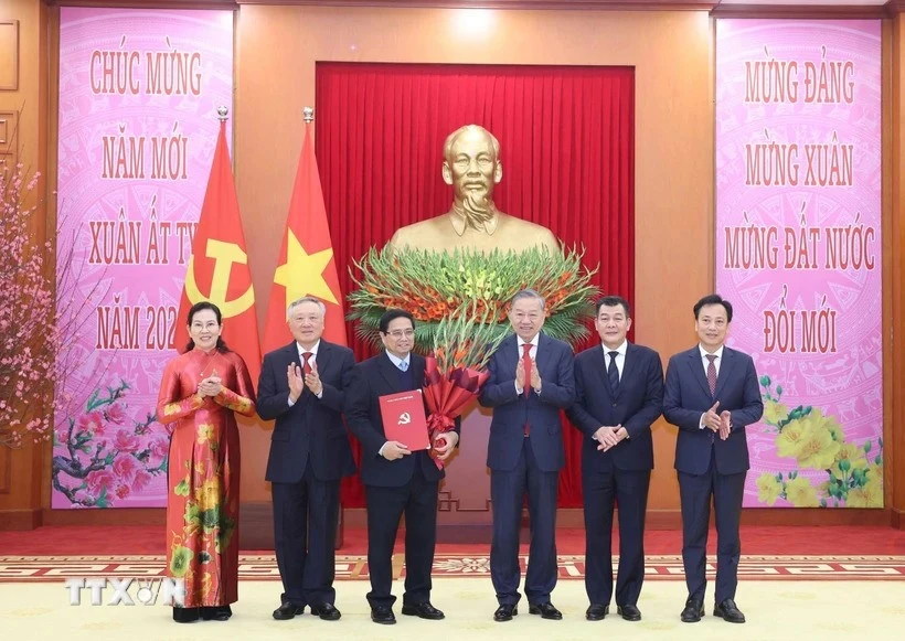 Party General Secretary To Lam (third from right) hands over the decision on the establishment of the Government's Party organisation and related decisions to Prime Minister Pham Minh Chinh on February 3. (Photo: VNA)