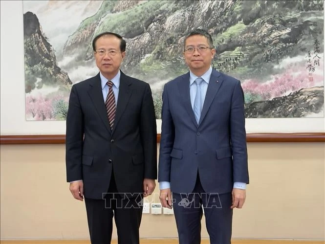 Vietnamese Ambassador to China Pham Thanh Binh (R) and Vice Chairman of the Foreign Affairs Committee of the National People’s Congress of China Fu Ziying at their meeting on March 18 (Photo: VNA)