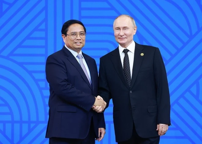 Russian President Vladimir Putin (R), BRICS Chair in 2024, welcomes Vietnamese Prime Minister Pham Minh Chinh. (Photo: VNA)