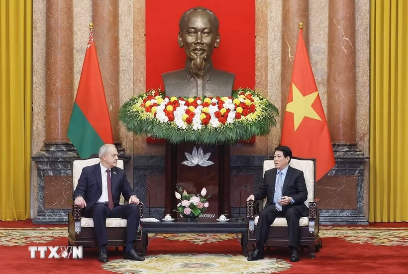 State President Luong Cuong (right) and Chairman of the House of Representatives of the National Assembly of Belarus Igor Sergeyenko (Photo: VNA)