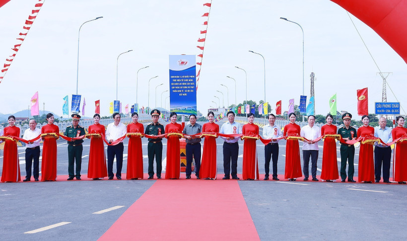 Prime Minister Pham Minh Chinh and delegates perform the ribbon-cutting ceremony to inaugurate the new Phong Chau bridge on National Highway 32C. (Photo: VNA)