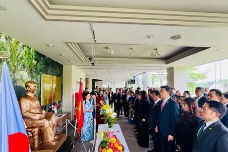 Delegates at the seminar pay tribute to President Ho Chi Minh. (Photo: VNA)