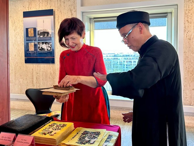President of the UNESCO General Conference Simona-Mirela Miculescu crafts her own piece of Dong Ho painting. (Photo: VNA)