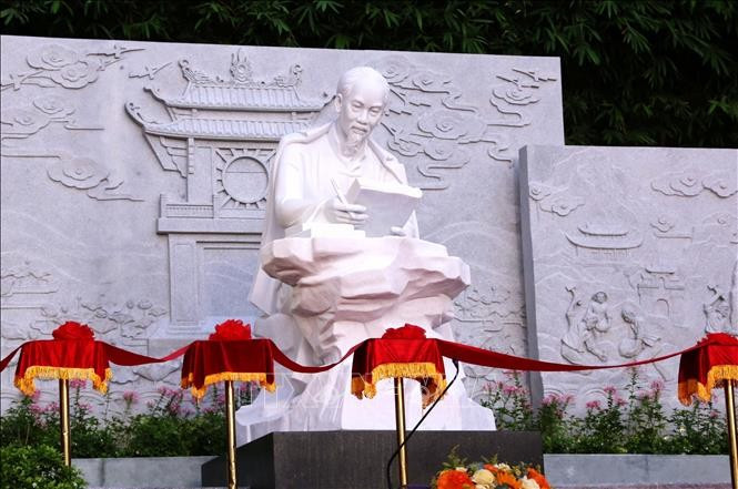 The statue of President Ho Chi Minh is inaugurated at the Da Nang Library campus in the central city of Da Nang. (Photo: VNA)
