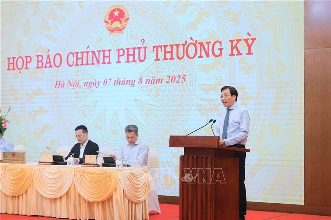 Minister and Chairman of the Government Office Tran Van Son, who is Spokesperson of the Government, speaks at the press conference. (Photo: VNA)