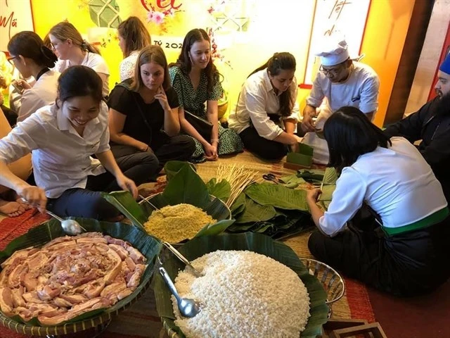 International students join a practical cooking course in preparation for Vietnamese Tet (Lunar New Year) in Da Nang City. (Photo courtesy of Phuong Chi)