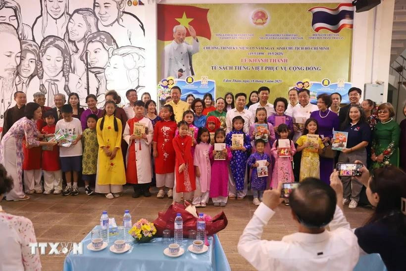 Delegates pose for a group photo with students of Khanh An Vietnamese language school in Thailand's northeastern Udon Thani province. (Photo" VNA)