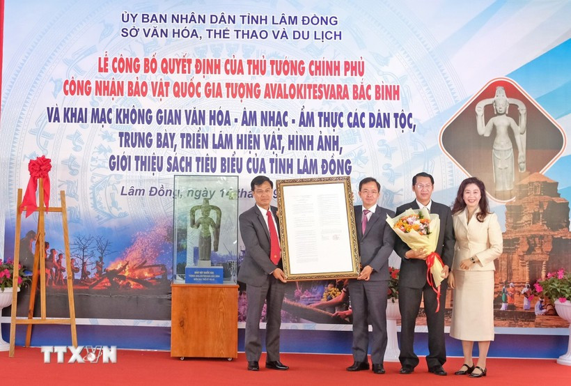 The ceremony announcing the recognition of the Bac Binh Avalokitesvara Statue as a national treasure on September 14 (Photo: VNA)