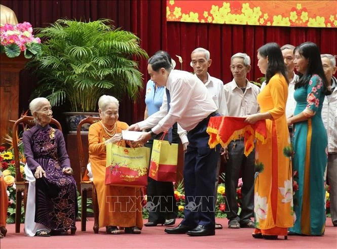 National Assembly Chairman Tran Thanh Man presents gifts to Vietnamese heroic mothers in Can Tho. (Photo: VNA) 