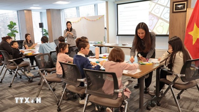 Teachers and students at the Vietnamese language class in New York. (Photo: VNA)