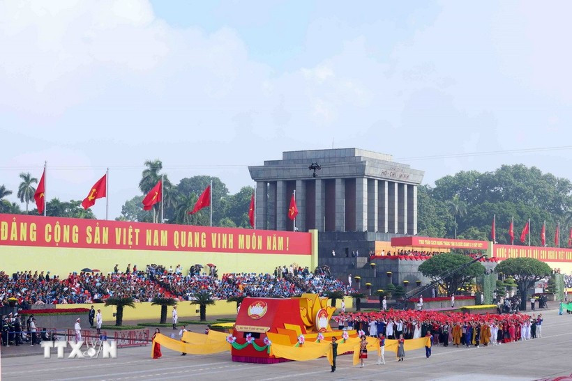 The Vietnam Fatherland Front delegation marches past the grandstand at the National Day celebration ceremony. (Photo: VNA)