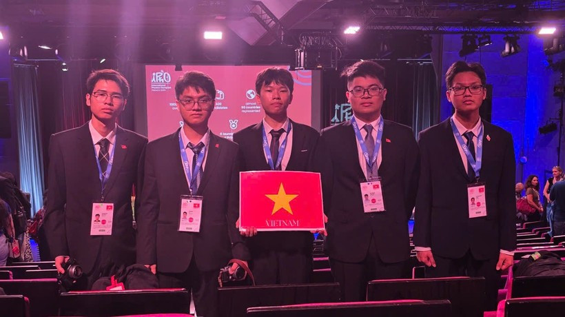 The Vietnamese students competing at the 2025 International Physics Olympiad in France (Photo: VietnamPlus)