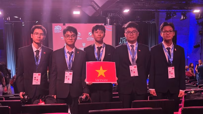 The Vietnamese students competing at the 2025 International Physics Olympiad in France (Photo: VietnamPlus)
