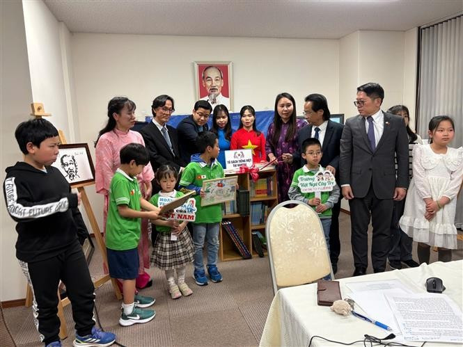 Children are excited about the new Vietnamese bookcase in Osaka. (Photo: VNA)