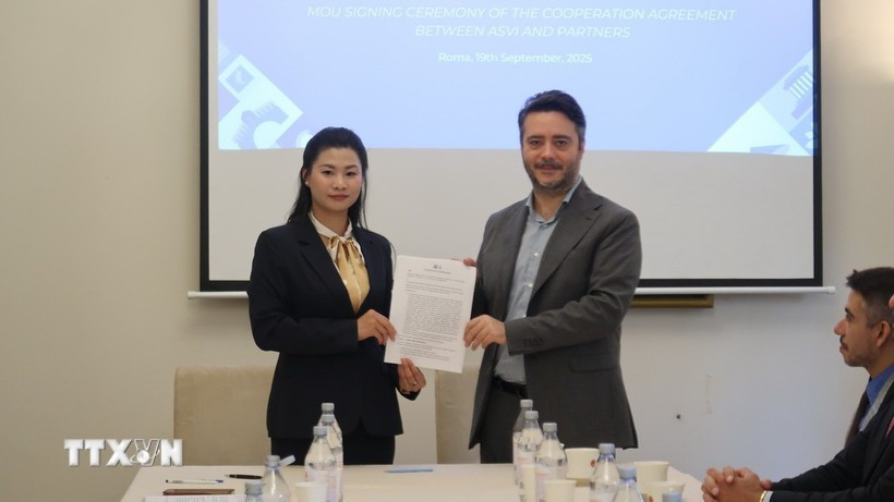 Nguyen Thi Bich Diep (left) of ASVI and Francesco Maringiò of Fondazione Italy-Vietnam sign a cooperation agreement (Photo: VNA)
