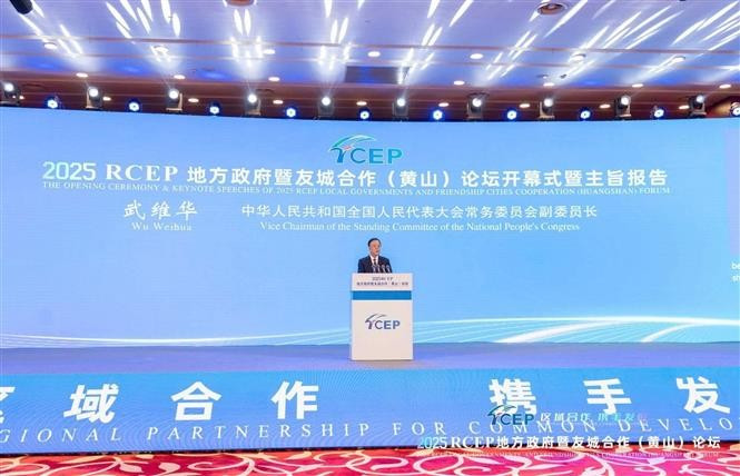 Wu Weihua, vice chairman of the Standing Committee of the 14th National People's Congress of China, speaks at the forum. (Photo: VNA)