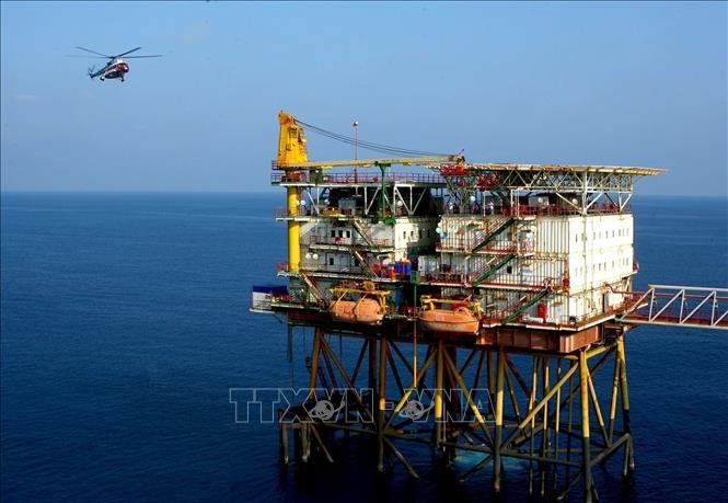 A plane transports workers to the oil rig of Vietsovpetro Joint Venture. (Illustration photo: VNA)