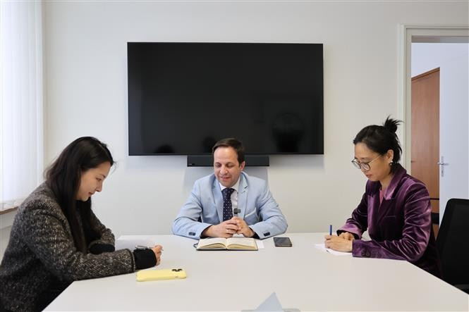Ambassador David Fernández Puyana (centre) Permanent Observer of the Permanent Delegation of the University for Peace to the United Nations Office and other international organisations in Geneva. (Photo: VNA)