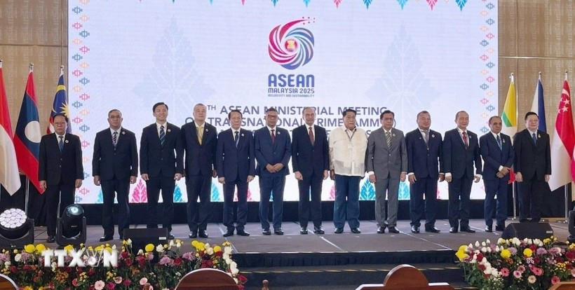 Vietnamese Minister of Public Security Gen. Luong Tam Quang (fifth, left), poses for a group photo with Malaysian Prime Minister Datuk Seri Anwar Ibrahim (centre) and delegates attending the meeting. (Photo: VNA)