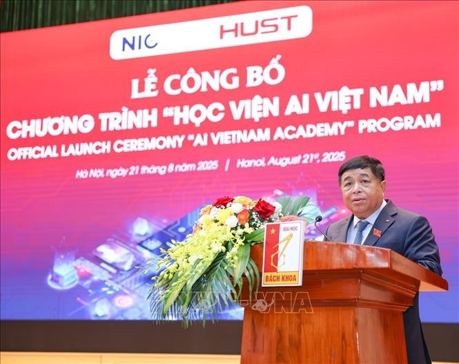 Deputy Prime Minister Nguyen Chi Dung speaks at the launch of the “AI Vietnam Academy” programme in Hanoi on August 21. (Photo: VNA)