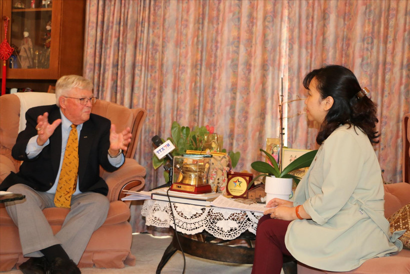 Emeritus Professor Carl Thayer (L), from the Australian Defence Force Academy at the University of New South Wales speaks to the Vietnam News Agency (VNA)'s resident correspondent in Australia on the occasion of the 30th anniversary of Vietnam’s admission to ASEAN (July 28, 1995 – 2025). (Photo: VNA)