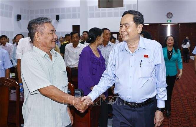 National Assembly Chairman Tran Thanh Man (R) meets with voters in Vi Xuyen district, Hau Giang province, on April 18. (Photo: VNA)