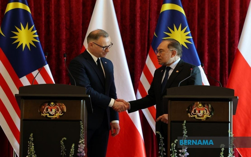 Malaysian Prime Minister Anwar Ibrahim (right) shakes hands with President of Poland Andrzej Duda at a joint press conference on June 10. (Photo: Bernama) 