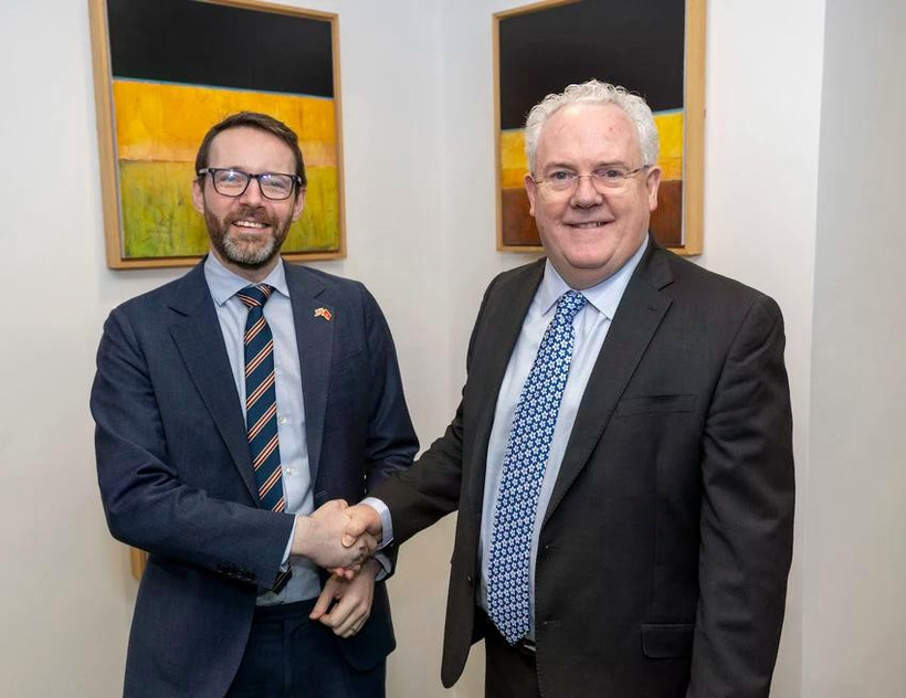 UK Ambassador to Vietnam Iain Frew (left) and Professor Gerry McCormac, Vice-Chancellor of the Stirling University.(Photo: the British Embassy in Vietnam)