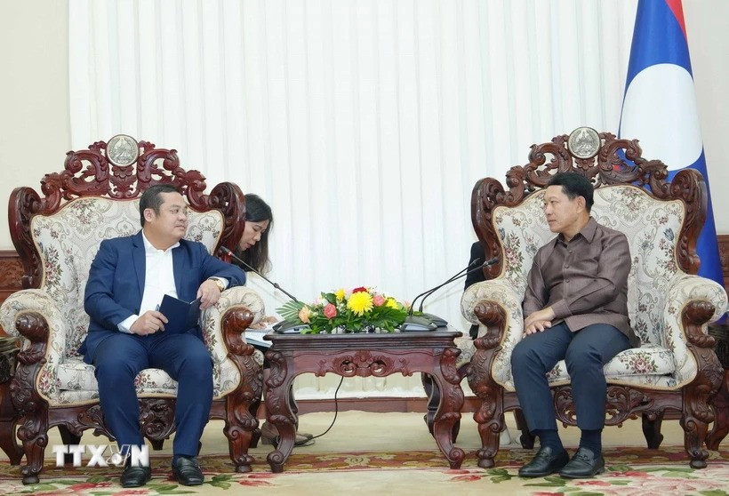 Vinachem Chairman Phung Quang Hiep (R) and Lao Deputy Prime Minister Saleumxay Kommasith (Photo: VNA)
