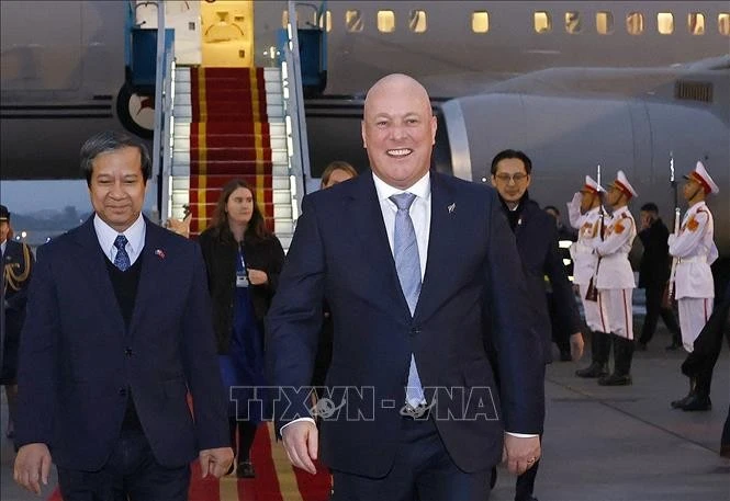 New Zealand Prime Minister Christopher Luxon (right) arrives at Noi Bai International Airport in Hanoi on February 25. (Photo: VNA)