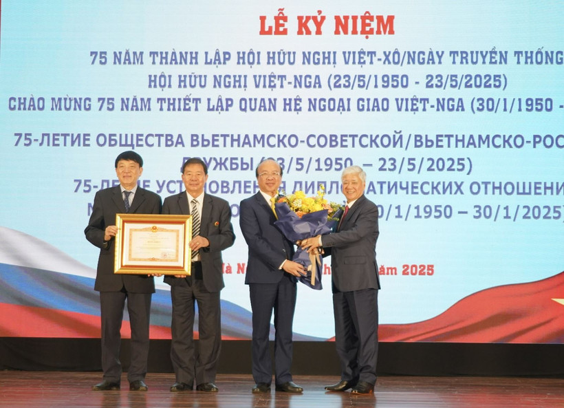 Do Van Chien, President of the Vietnam Fatherland Front Central Committee (right) presents the Prime Minister's Certificate of Merit to the Vietnam - Russia Friendship Association (Photo: baochinhphu.vn)
