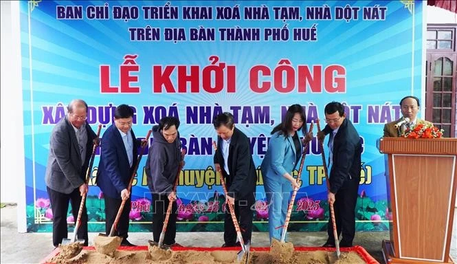 Representatives from agencies in Hue city at a ground breaking ceremony for a project on eliminating temporary and dilapidated houses. (Photo: VNA)