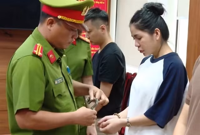 Police have arrested Pham Quang Linh (Quang Linh Vlogs) and Nguyrn Thi Thai Hang (Hang Du Mục), both associated with Chi Em Rot Group JSC, for allegedly deceiving customers through misleading advertising of a dietary supplement. (Photo: Courtesy of the police)