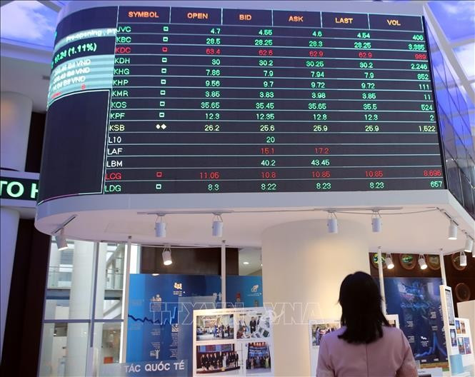 An investor monitors stock market movements. (File photo by VNA)