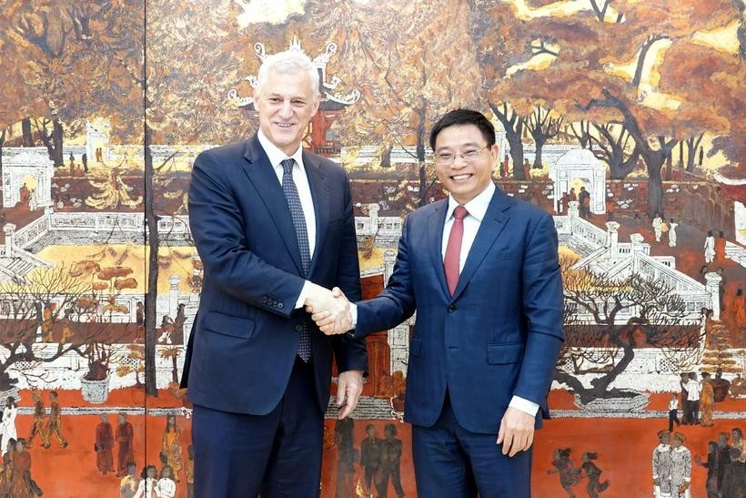 Minister of Finance Nguyen Van Thang hosts Standard Chartered CEO Bill Winters (Photo: www.mof.gov.vn)