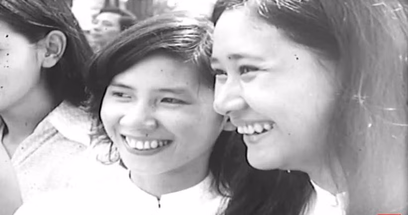 Smiles on Reunification Day in the documentary "Thang Nam: Nhung Guong Mat" (The Faces of May) by director-People's Artist Dang Nhat Minh. (Screenshot photo taken from the film) documentary Tháng Năm: Những Gương Mặt (The Faces of May)