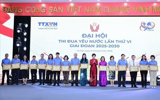 Vietnam News Agency General Director Vu Viet Trang presents certificates of merit to individuals with outstanding achievements in the emulation movement for the 2020 - 2025 period. (Photo: VNA)