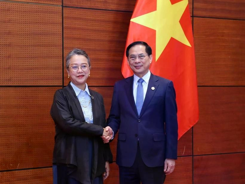 Deputy Prime Minister and Minister of Foreign Affairs Bui Thanh Son (R) and Armida Salsiah Alisjahbana, Under-Secretary-General of the United Nations (UN) and Executive Secretary of its Economic and Social Commission for Asia and the Pacific (ESCAP), in Hanoi on April 17. (Photo: VNA)
